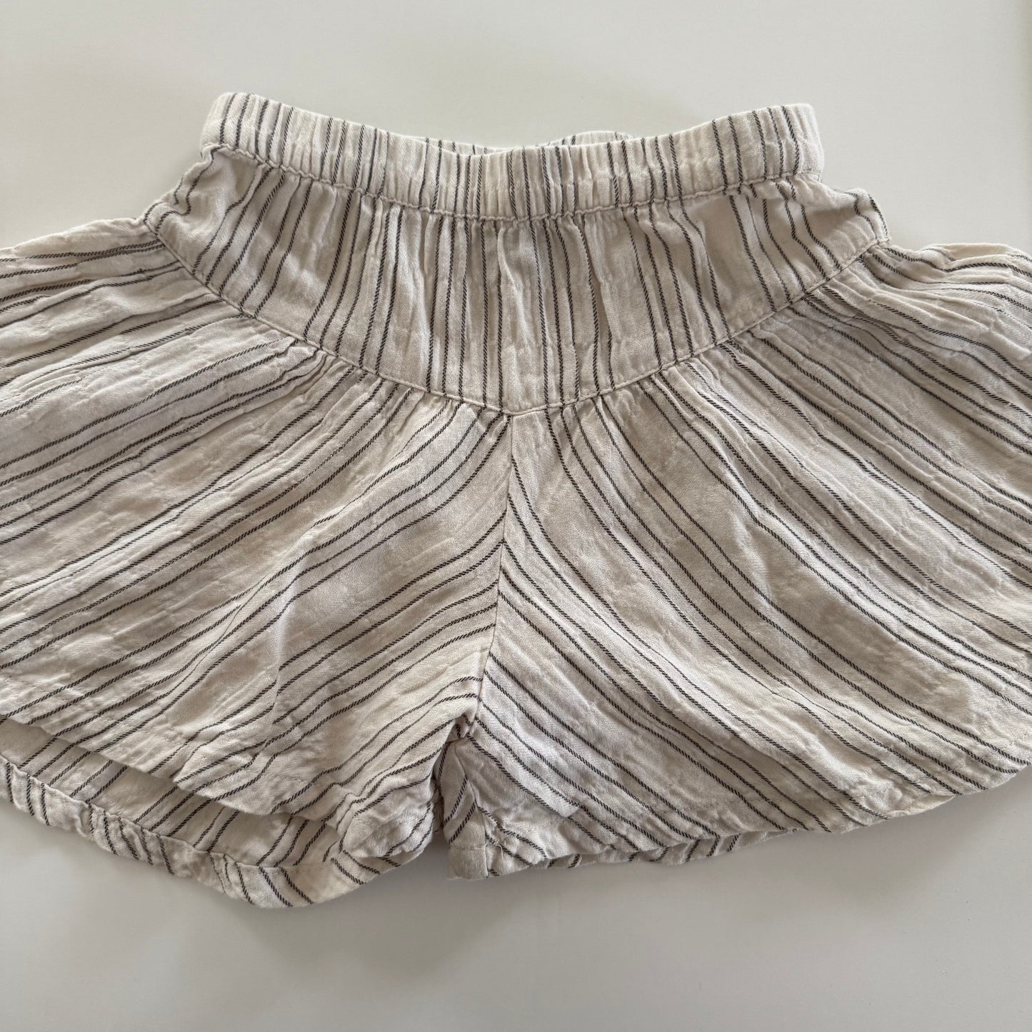 Size 5T | Neutral flowy shorts