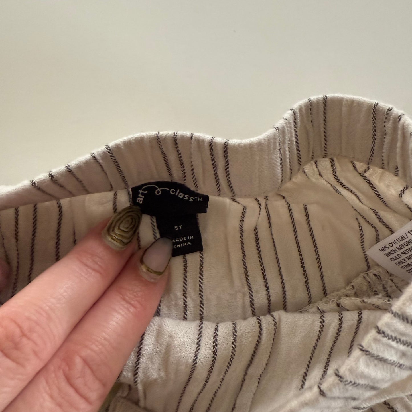Size 5T | Neutral flowy shorts