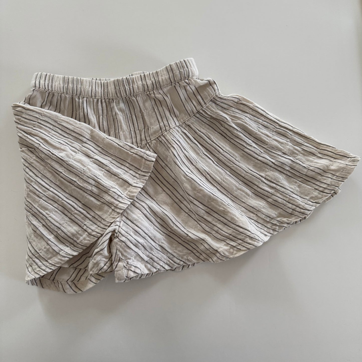 Size 5T | Neutral flowy shorts