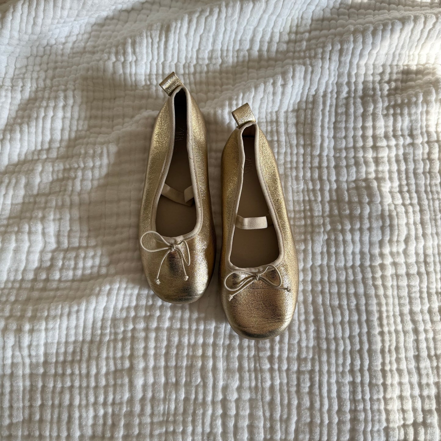 Size 11/11.5 | Zara gold bow ballet flats