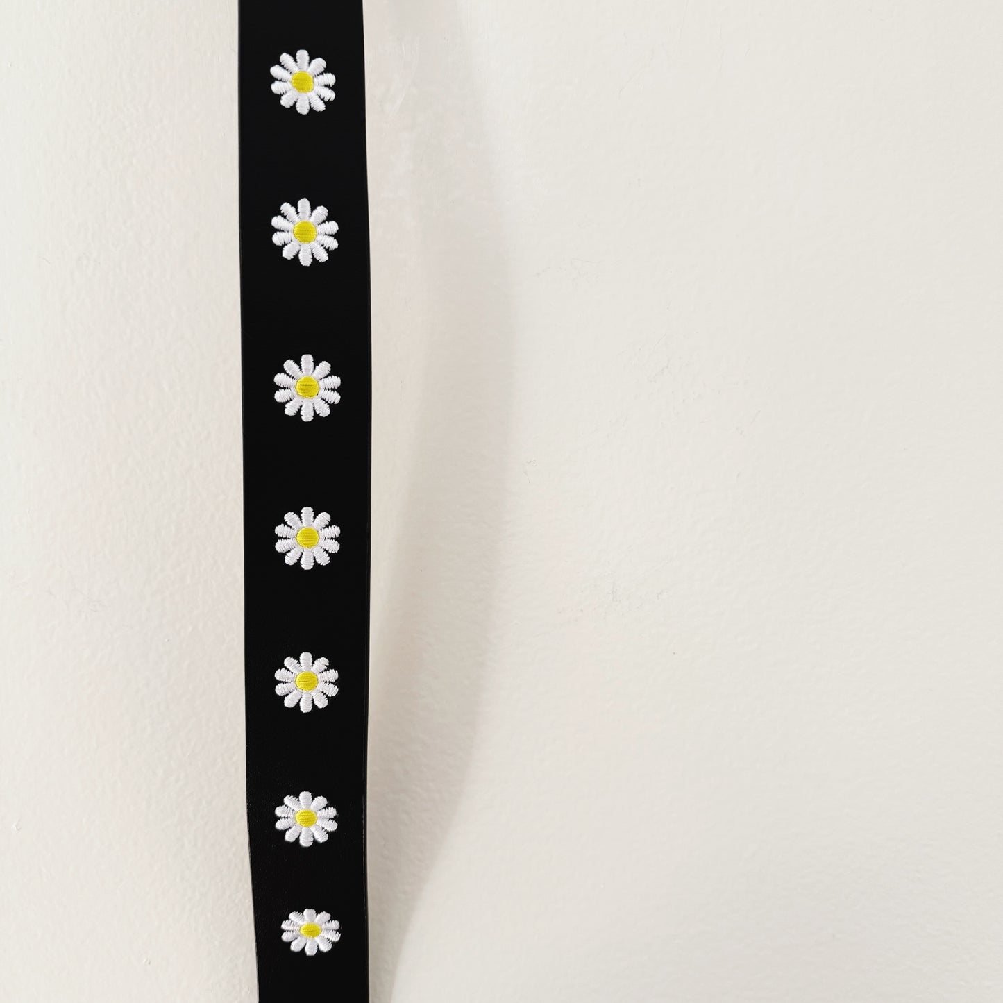 Size large | NWT Girls Daisy embroidered belt