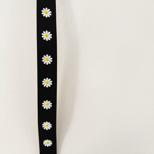 Size large | NWT Girls Daisy embroidered belt