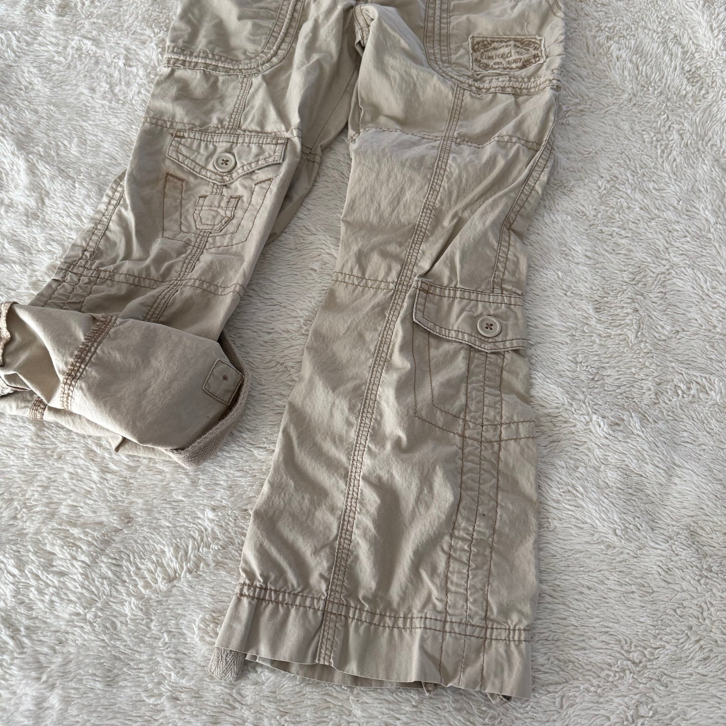 Size 7 | Vintage Y2K cargo pants/capris